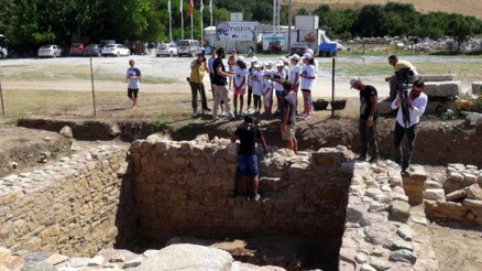 Çocuklar antik eserlerin kopyalarını kille yaptı