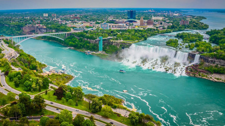 Turist akınına uğrayan şelale lağıma döndü