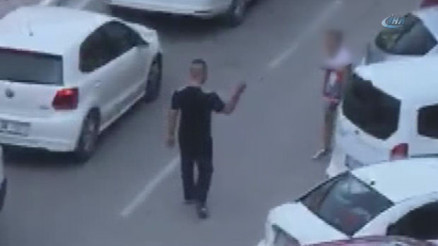 Sokak ortasında kadına şiddet.. Vatandaş müdahale etti Sokak ortasında kadına şiddet.. Vatandaş müdahale etti