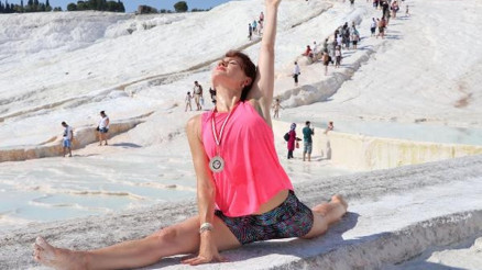 Beyaz cennette yoga keyfi