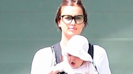 Anne tatilden döndü: Irina kızıyla gezmede