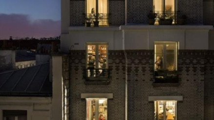Evinde şort giyen genç kadını, apartman yöneticisine şikayet ettiler