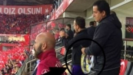 Taraftar uyardı, atkıyı çıkardı Acun...