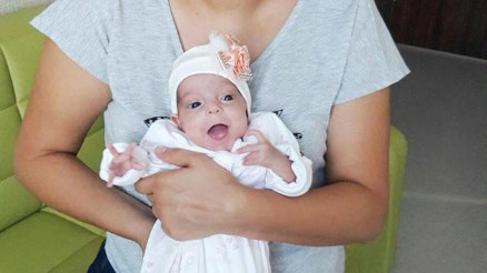 Parmak bebek yaşama tutundu