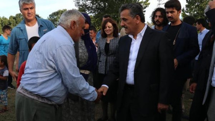Fındık işçileri ile görüşen Vali Kaymak: Belli çevreler de Kürt Türk kavgası çıkarmaya çalışıyorlar