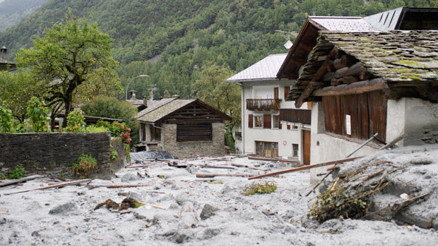 Şiddetli yağışlar hayatı durdurdu