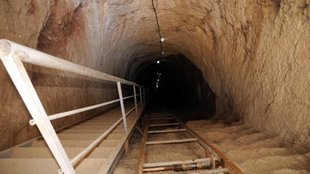 Kont Draculanın esir tutulduğu kaledeki gizli geçitte su çıktı