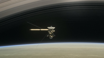 Cassini uzay aracı bugün Satürn gezegenine ölüm dalışı yaptı