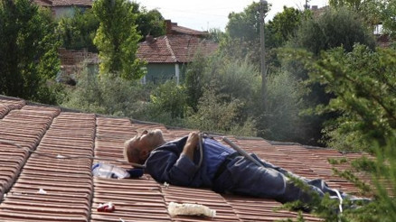 Çatıdaki elektrik arızasını gidermek isterken canından oldu