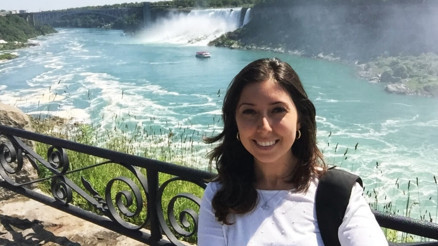 Niagarada çiçekler içinde bir İngiliz kasabası