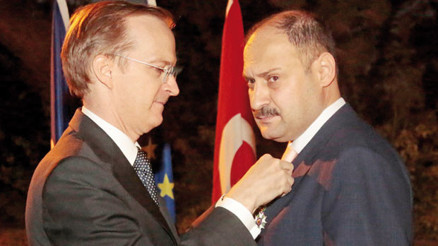 Genç vekile Legion dhonneur nişanı