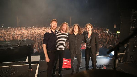 İngiliz şarkıcı Tom Odell İstanbul’da hayranlarıyla buluştu