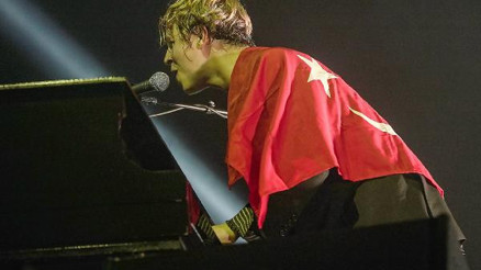 Ek bilgilerle // İngiliz şarkıcı Tom Odell’den Türk bayraklı konser