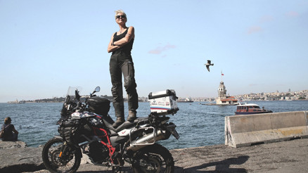 Tazminat parasıyla motosikletle dünyayı geziyor