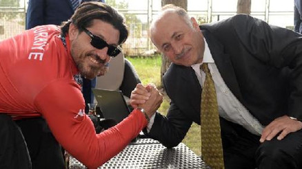 Vali Azizoğlu, Seven ile birlikte şampiyonluk pozu verdi