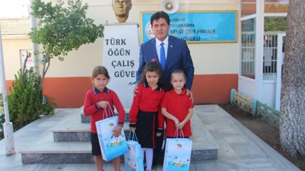 Atatürk ıslanmasın diye büstüne şemsiye tutan öğrenciler ödüllendirildi