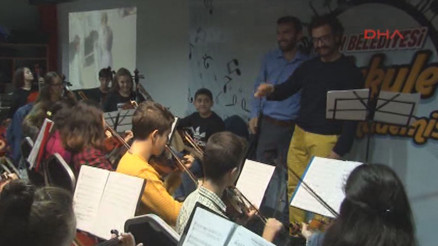 Aamir Khan Sulukule Orkestrasına şeflik yaptı