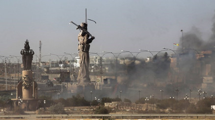 Son dakika...Dev peşmerge heykeli ateşe verildi