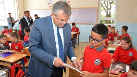 Öğrencilere ders anlatan defter