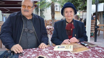 Akhisarlı öğretmene anlamlı hediye
