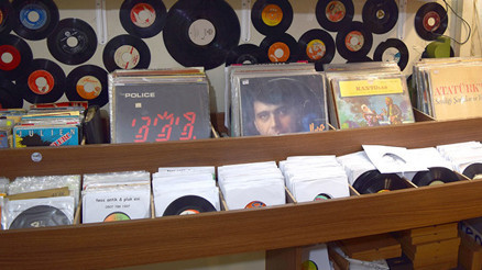 İki kıta arasında plak mezatı yapıldı