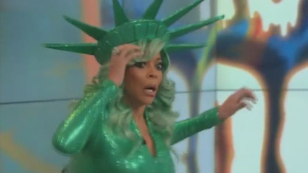 Ünlü sunucu, canlı yayında bayıldı Ünlü sunucu, canlı yayında bayıldı