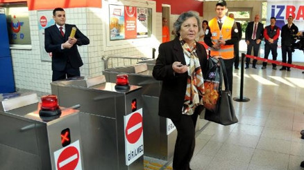İZBANIN 500 milyonuncu yolcusuna çiçekli karşılama