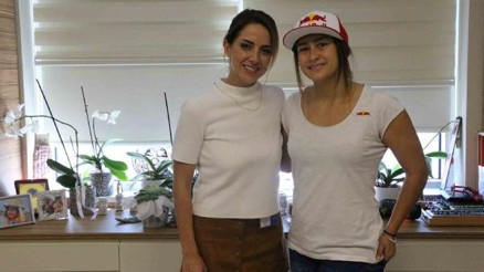 Rüzgar sörfü yapan genç sporcu gözlüklerinden kurtuldu