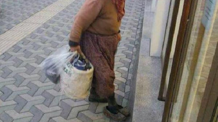Bankaya çamurlu ayakkabılarını çıkarıp girdi