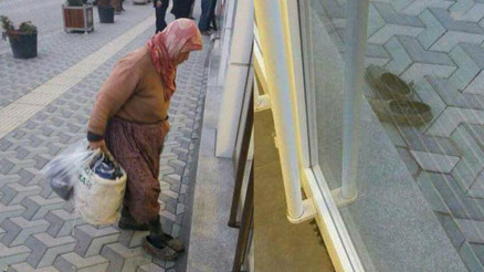 Bankaya çamurlu ayakkabılarını çıkarıp girdi Bankaya çamurlu ayakkabılarını çıkarıp girdi