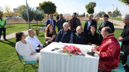Sanatçılar nikah şahidi olup, fidan dikti