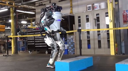 Dünyanın konuştuğu robot: Atlas artık takla da atıyor