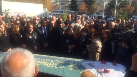 Ali Tatarın annesi son yolculuğuna uğurlandı... Akşener ve Kılıçdaroğlu da çelenk gönderdi