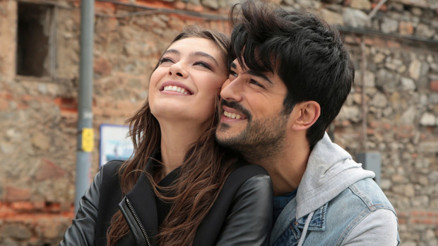 Kara Sevda dizisi 45. Uluslararası Emmy Ödül Töreninde  En İyi Pembe Dizi kategorisinde birinci oldu