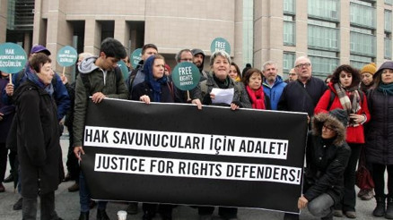 Büyükada davası öncesi adliye önünde basın açıklaması