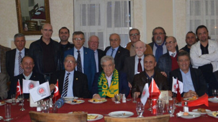 Akhisarda öğretmenlere Beşiktaş atkısı ve tişörtü dağıtıldı Akhisarda öğretmenlere Beşiktaş atkısı ve tişörtü dağıtıldı