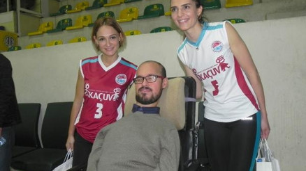Kanserli çocuklar için voleybol oynadılar