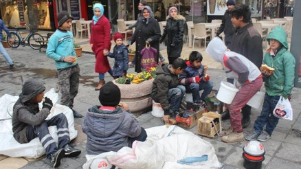 Çocukların sokaktaki kahvaltı molası