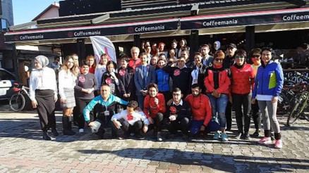 Toplumda farkındalık için engelli çocuklar garsonluk yaptı
