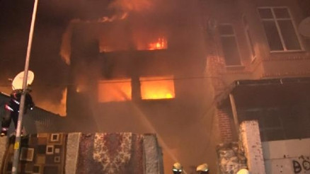 Fatihte 2 katlı metruk bina alev alev yandı, 2 yaralı (Geniş Haber)