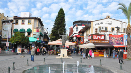 Yılbaşına günler kala turizm başkentinde süsleme tepkisi