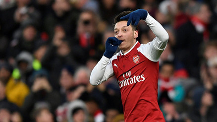 Arsenal Mesut ile güldü