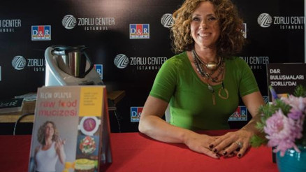 Yazar Elçin Oflaz, imza gününü çikolata yapımıyla süsledi