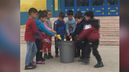 Oyuncak silahlarını kırdılar, hediyeyi kaptılar