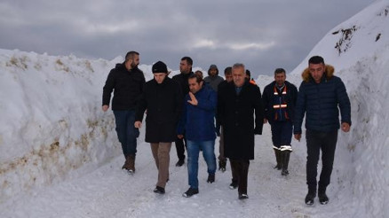 Hakkaride metrelerce kar altında içme suyu çalışması