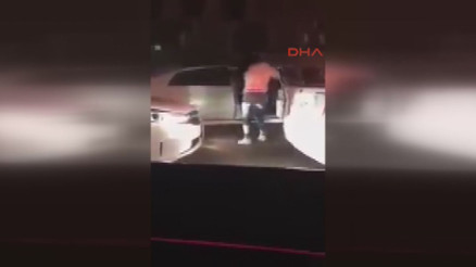 Genç kız, laf atan adamı aracın içinde yumruk ve tekmelerle dövdü Genç kız, laf atan adamı aracın içinde yumruk ve tekmelerle dövdü