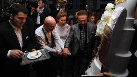 1 yıl rötarlı düğüne ünlü akını