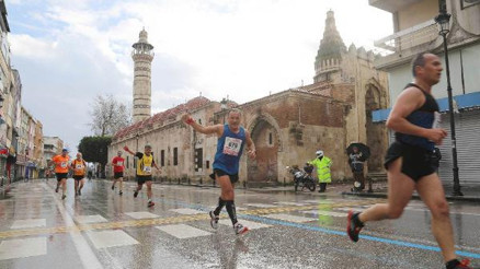 Ünlü atletler kurtuluş maratonunda yarışacak