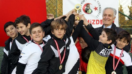 Minik futbolcular Fethi Sekini unutmadı