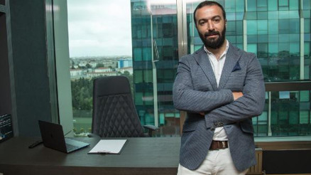 Op. Dr. Fırat: Yaşlandıkça üst dudak düşer